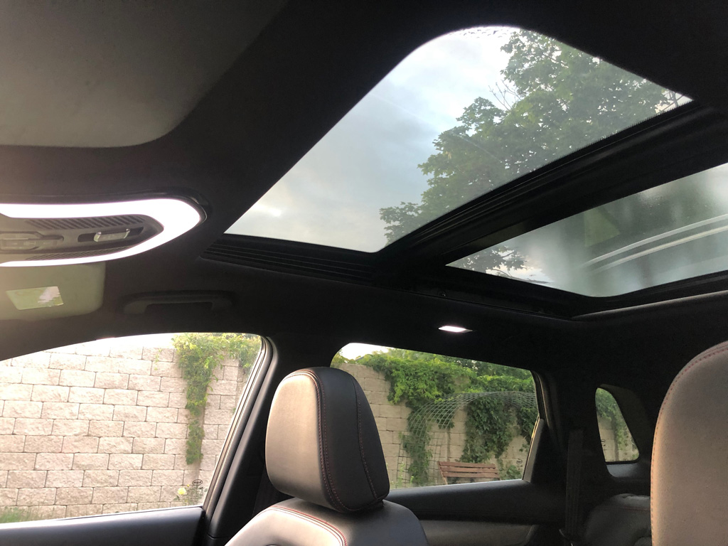 Interér vozu SWM G01F - Panoramatické střešní okno